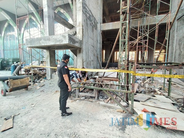 Kasat Reskrim Polresta Malang Kota, saat mengunjungi lokasi kejadian di RSI Unisma (Anggara Sudiongko/MalangTIMES)