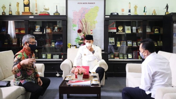 Kepala BI Kediri Sofwan Kurnia (kiri) Walikota Madiun Maidi (tengah) Deputi Kepala BI Kediri Rizal Moelyana (kanan). (Foto: Istimewa)