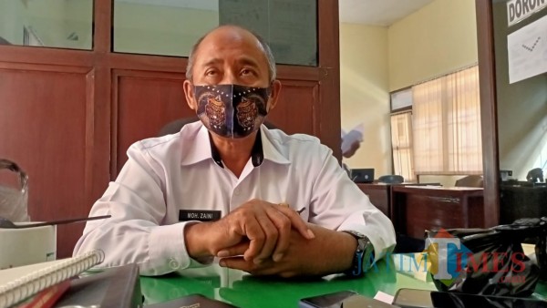 Kepala Bidang Penanganan Fakir Miskin (Kabid PFM) Dinsos Sumenep Moh. Zaini saat ditemui media di ruang kerjanya. (Foto: Syaiful Ramadhani/JatimTIMES)