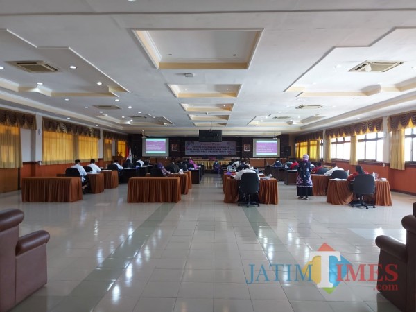 Kondisi di Ruang Majapahit RSSA Kota Malang saat 26 bapaslon menjalani tes psikologi, Rabu (9/9/2020). (Foto: Tubagus Achmad/MalangTimes)