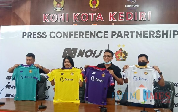 Launching kontrak kerjasama aparel baru Noij bersama manajemen Persik.(eko arif s/Jatimtimes)