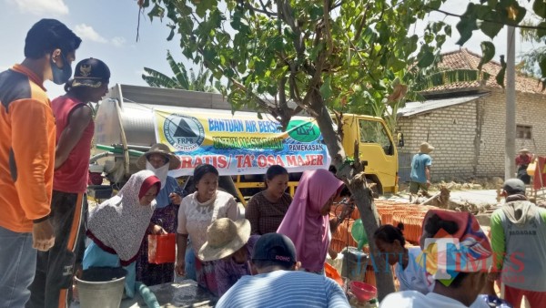 Suasana saat masyarakat di Kecamatan Tlanakan, Pamekasan saat menimba air bersih dari tangki mobil FRPB Peduli