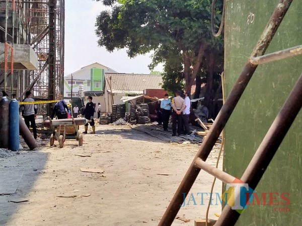 Tim labfor Polda Jatim saat melakukan penyelidikan dilokasi jatuhnya lift proyek (Anggara Sudiongko/MalangTIMES)