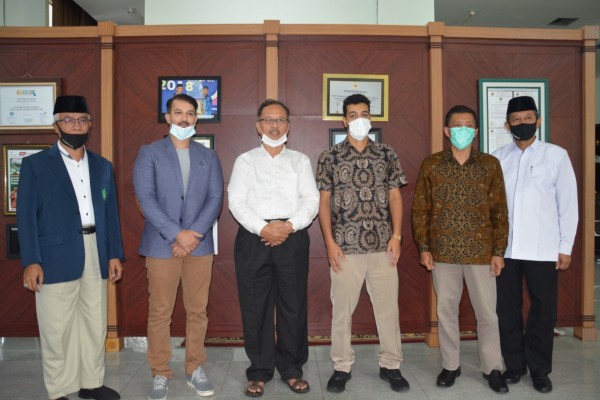 Rektor UIN Malang, Prof Dr Abdul Haris MAg (urutan ketiga dari kiri) sambut kedatangan dosen native bahasa Arab dari Saudi Arabia. (Foto: Humas)