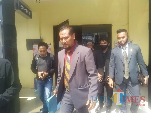 Pengacara Nanang Rohmat, yakni Apriliawan Adi Wasisto, saat di SPK Polres Tulungagung / Foto : Anang Basso / Tulungagung TIMES