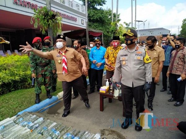 Pemusnahan Miras di depan kantor Pemkab Tulungagung / Foto : Anang Basso / Tulungagung TIMES