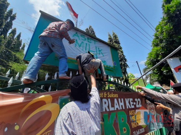 Para pemuda dari badan otonom NU menyegel Kantor PKB Kabupaten Kediri. (Eko arif s/Jatimtimes)