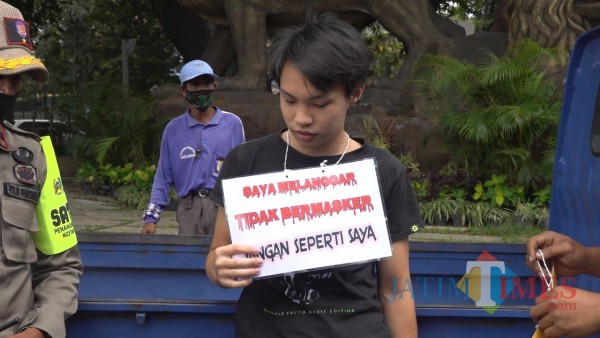 Salah satu warga Kota Malang yang terjaring razia tak pakai masker. (Ahmad Amin/MalangTIMES).