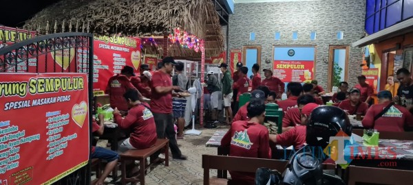 Suasana warung khas Tiwul Sompil Sempulur yang ramai / Foto : Anang Basso / Tulungagung TIMES