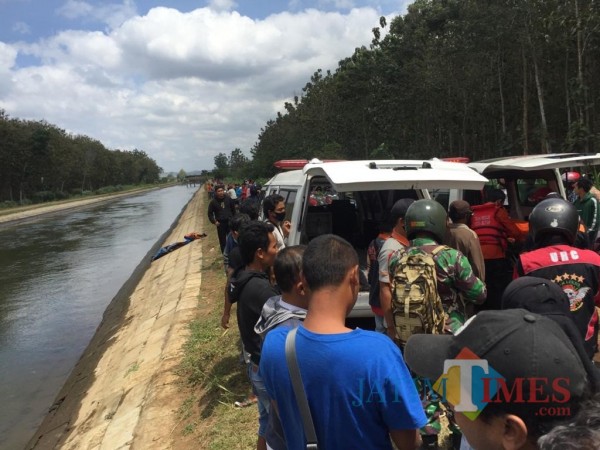 Tim gabungan mengevakuasi jasad korban Dwi Santoso yang ditemukan meninggal dunia di Sungai Lodagung.(Foto : Aunur Rofiq/BlitarTIMES)