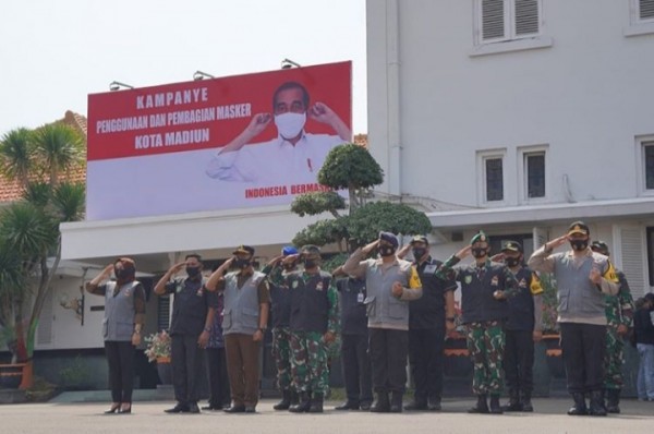 Wali Kota Madiun saat memimpin apel di depan Balaikota Madiun