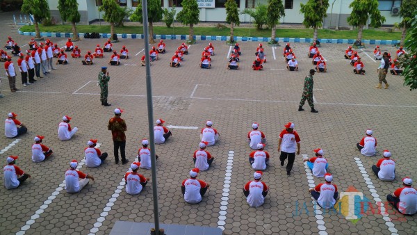 Pembekalan peserta bela negara di lapangan Uniba Banyuwangi.
