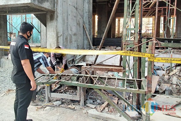 Kasat Reskrim Polresta Malang Kota AKP Azi Pratas Guspitu saat melakukan pemantauan terhadap lift yang jatuh di proyek RSI Unisma. (Anggara Sudiongko/MalangTIMES)