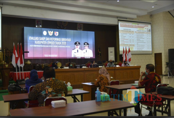 Bupati Jember dan lintas OPD mengadakan rapat evaluasi bersama KemenPAN-RB