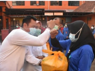 Bupati Mojokerto Pungkasiadi bagikan 389 paket untuk THL dan mitra kerja RSUD dr. Soekandar (Foto: IG protokol_kompimkabmojokerto)