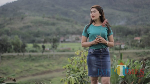Efa Almahyra yang kini kembali eksis di dunia tarik suara dan modelling. / Foto : Istimewa / Tulungagung TIMES
