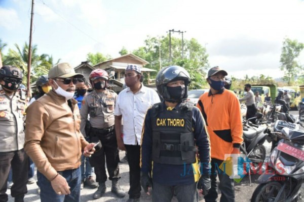 Ketua APRI Jatim Moch. Sofyanto bersama Bupati Lumajang di jalan khusus tambang (Foto : Moch.R. Abdul Fatah / Jatim TIMES)