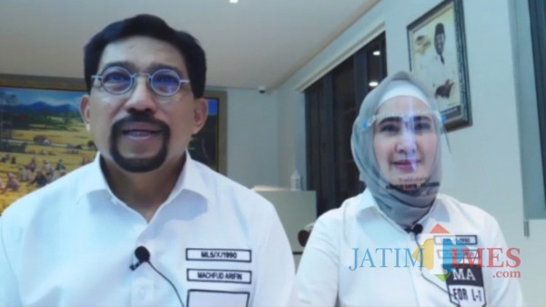 Machfud Arifin dengan ditemani istri