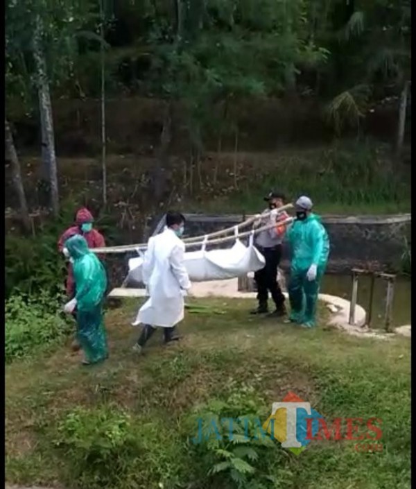 Petugas saat berupaya mengevakuasi jenazah yang ditemukan bersimbah darah di Kecamatan Kromengan. (Foto : Istimewa)