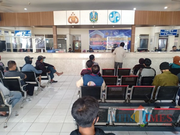 Suasana pembayaran pajak kendaraan di kantor samsat kabupaten kediri. (Eko arif s/Jatimtimes)