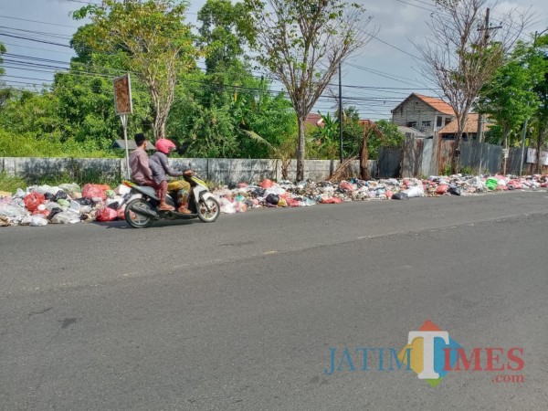 Tampak, sampah berserakan disepanjang jalan daerah Bancaran, Bangkalan (foto/redaksi bangkalantimes.com)