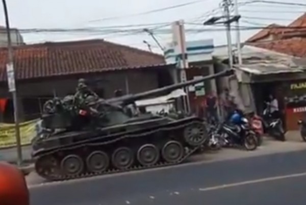 Tank TNI tabrak motor dan gerobak dagangan (Foto: Instagram)
