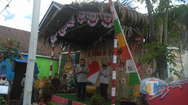 Penyerahan Hadiah ( Foto: Bramastyo Dhieka Anugerah / Jatim Times)