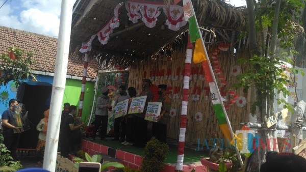 Penyerahan hadiah Lomba Kampung Resik di Lumajang (Foto: Bramaatyo Dhieka Anugerah/ JatimTIMES)