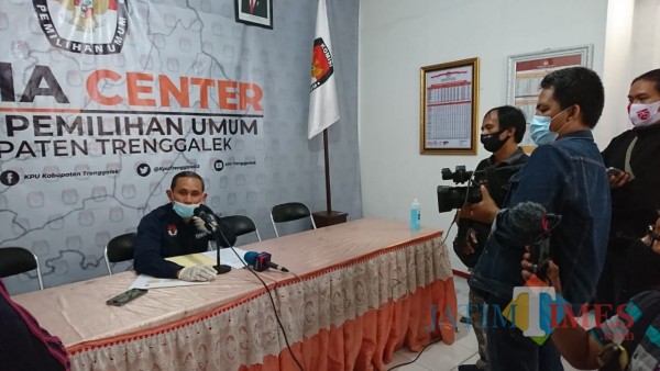 Gembong Derita Hadi lakukan konferensi pers di kantor KPU Trenggalek