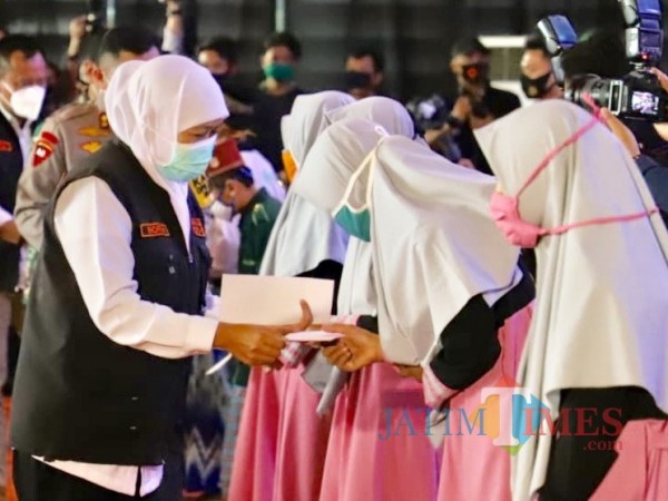 Gubernur Jawa Timur Khofifah Indar Parawansa saat memberikan santunan di Klub Bunga Butik Resort, Jumat (11/9/2020). (Foto: Irsya Richa/MalangTIMES)