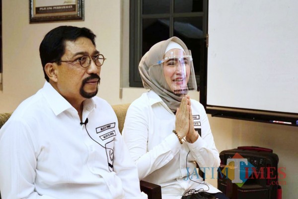 Machfud Arifin bersama istri