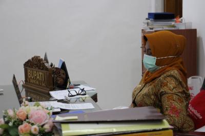 Melalui Video Conference Bupati Gunung Kidul Hj.Badingah, S.Sos, (foto: gunungkidul.kab.go.id)