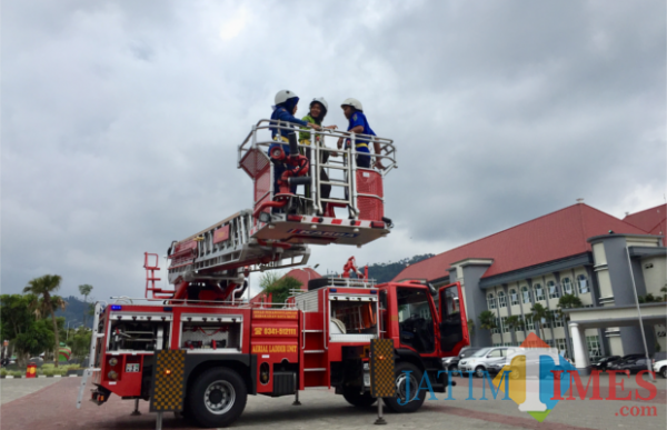 Petugas DPK saat memberikan edukasi di atas mobil tangga di Balai Kota Among Tani. (Foto: Irsya Richa/MalangTIMES)