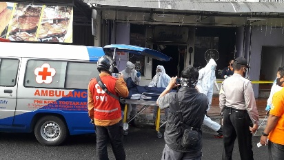Petugas dan PMI saat evakuasi korban di depan Toko Roti (Foto: Humas Polresta).