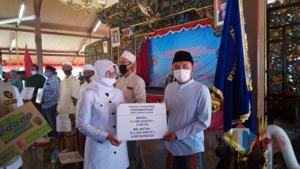 Ibu Penggerak PKK saat bagikan paket sembako secara simbolis kepada perwakilan pondok pesantren (foto/ redaksi bangkalantimes.com)
