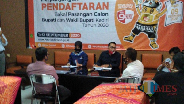 Tim LO dari pasangan Ridwan dan Mudawamah saat konsultasi di Kantor KPU Kabupaten Kediri. (Eko arif s/Jatimtimes)