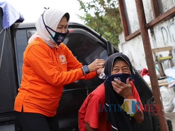 Wali Kota Batu Dewanti Rumpoko saat measangkan masker kepada lansia di Kota Batu. (Foto: istimewa)