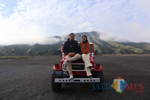 Wisatawan tengah menikmati keindahan Gunung Bromo (Dokumentasi MalangTIMES)