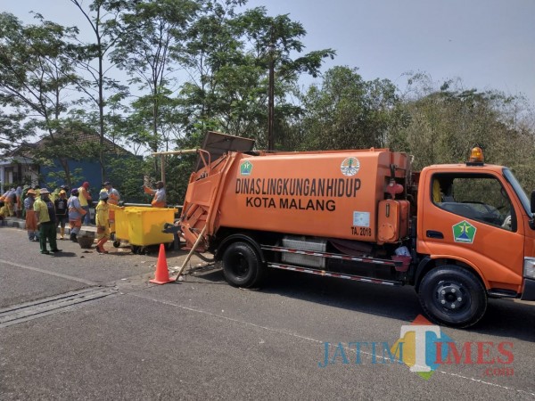 Armada DLH Kota Malang yang setiap hari keliling untuk mengangkut sampah (Hendra Saputra)