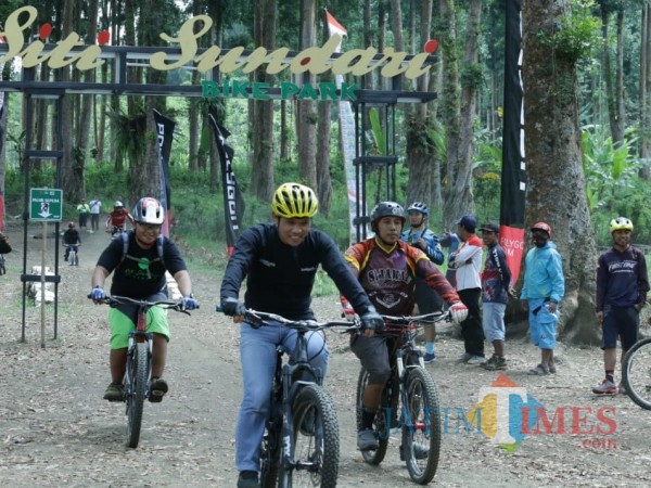 Bupati Lumajang ketika menjajal Siti Sundari Bike Part (Foto : Kominfo / Jatim TIMES)