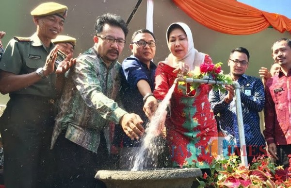 Forkopimda saat meresmikan jaringan baru di Desa Pendem, Kecamatan Batu tahun 2018 silam. (Foto: Irsya Richa/MalangTIMES)