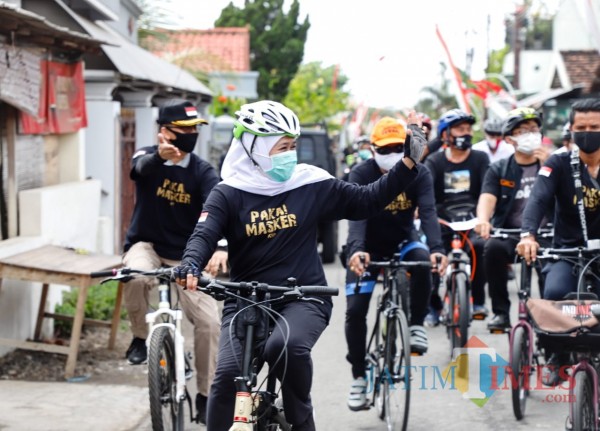 Gubernur Jatim Khofifah saat gowes bersama penyintas covid-19. (Istimewa)