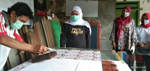 Gubernur Jatim Khofifah Indar Parawangsa saat melihat proses pembuatan batik cap (Joko Pramono for Jatim TIMES)