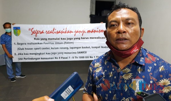 Imam Fahrudin selaku ketua RT saat memberikan keterangan. (Eko arif s/Jatimtimes)