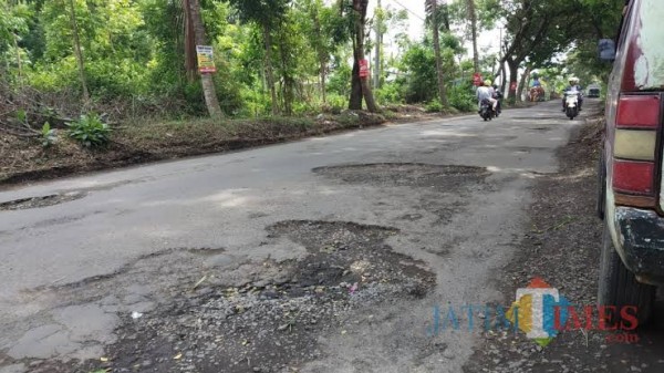 Jalan rusak di kawasan Kecamatan Kedungkandang, Kota Malang. (Dokumentasi MalangTIMES).