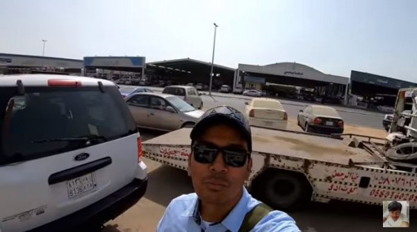 Mobil layak pakai dibuang di Arab Saudi (Foto: YouTube Alman Mulyana)