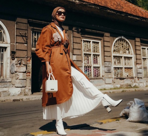 Gaya fashionable dengan outfit warna cokelat ala Ana Octarina. (Foto: Instagram @anaoctarina).