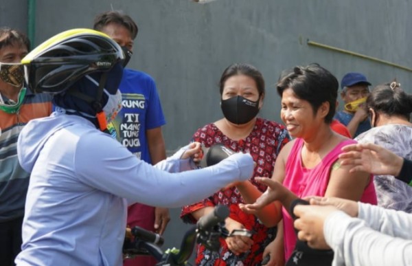Wali Kota Mojokerto Ning Ita bersama Dandim, Kapolresta, Kajari gowes dan bagikan masker ke warga (Foto: IG @ningita_)