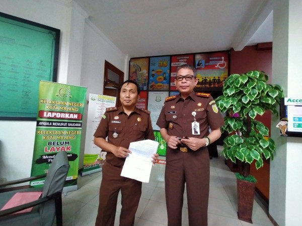 Kasi Pidum Wahyu Hidayatullah (kiri) dan Kajari Kota Malang, Andi Dharmawangsa (Anggara Sudiongko/ MalangTIMES)