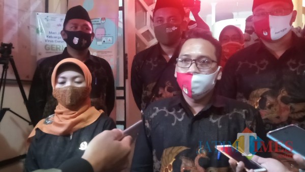 Anwar Ansori Komisioner Divisi Teknis dan Penyelenggaraan KPU Kabupaten Kediri saat memberikan keterangan kepada wartawan .(eko arif s/Jatimtimes)